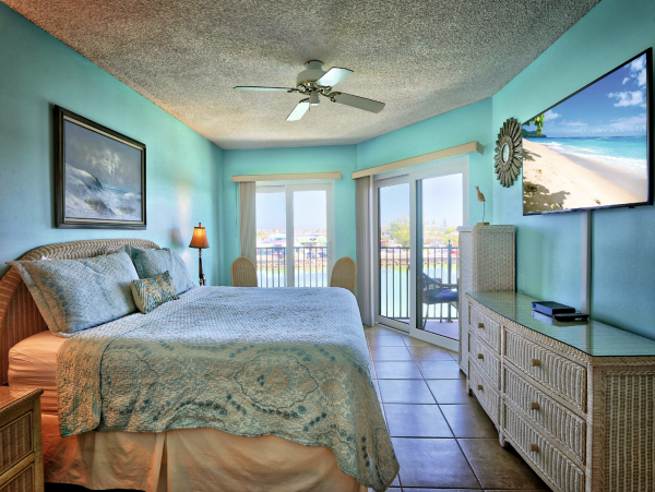 Luxurious Bayfront Condo Steps to beach